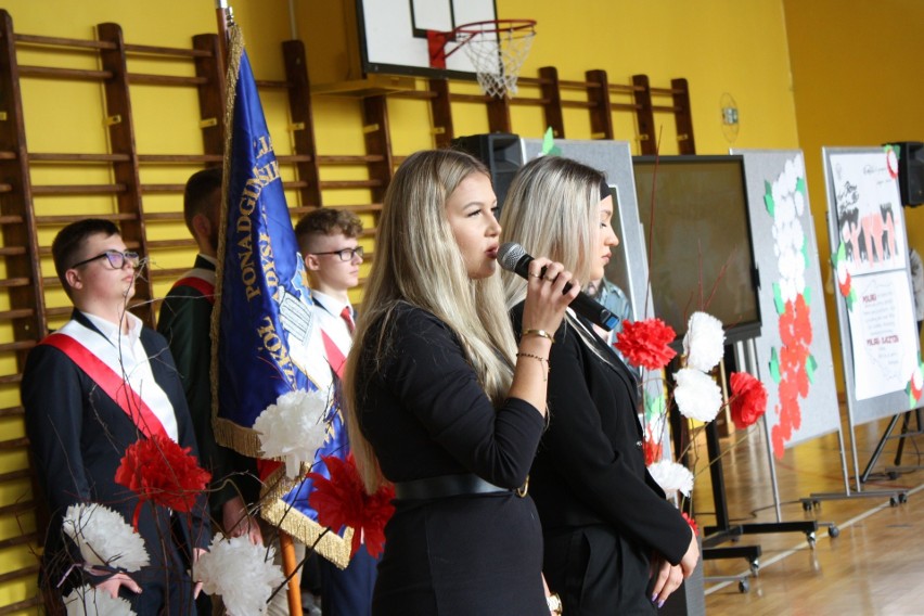 Uczniowie tarnobrzeskiej "Budowlanki" dołączyli do akcji „Szkoła do hymnu” 