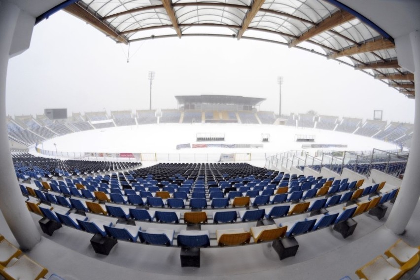 Na płycie stadionu jest dużo śniegu.