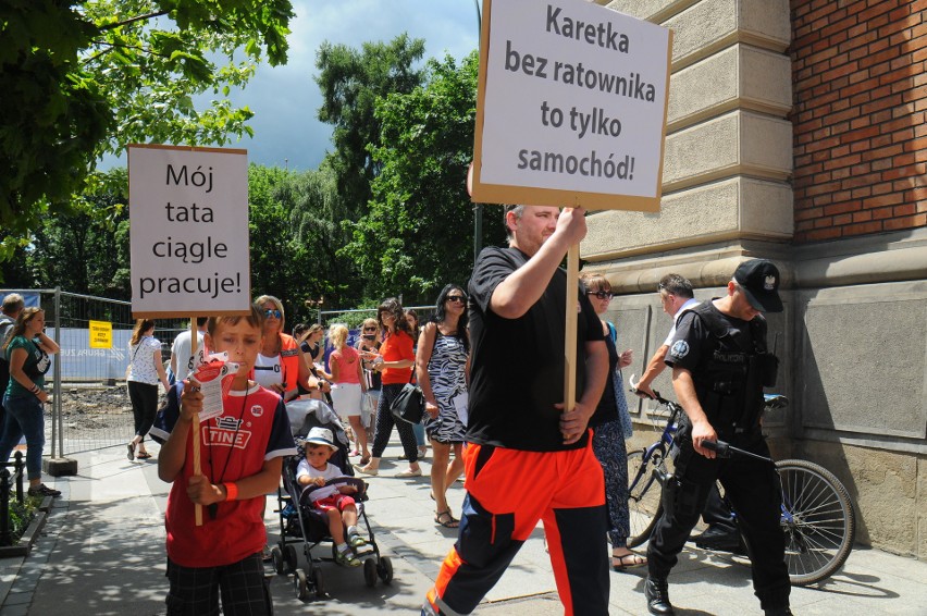 Kraków. Głośny protest ratowników medycznych