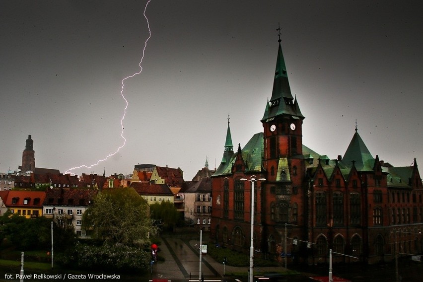 Nad Wrocławiem przeszła burza. Jak będzie w środę? (ZDJĘCIA, FILM, MAPA BURZOWA)