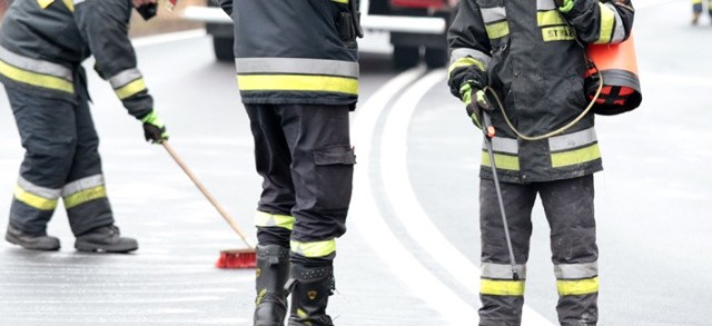 Usuwanie plamy ropy może wiązać się z utrudnieniem ruchu na rondzie PCK