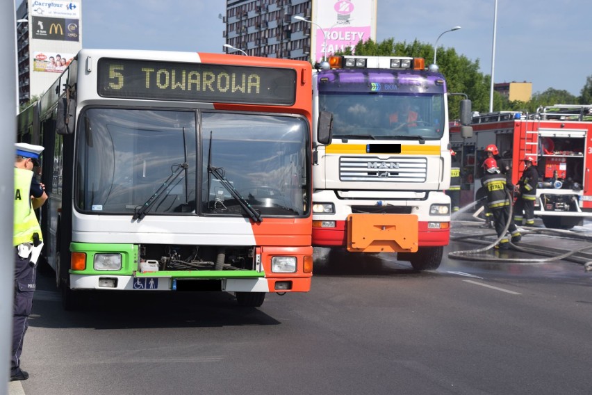 Pożar wybuchł w komorze silnika autobusu. Stąd ogień...