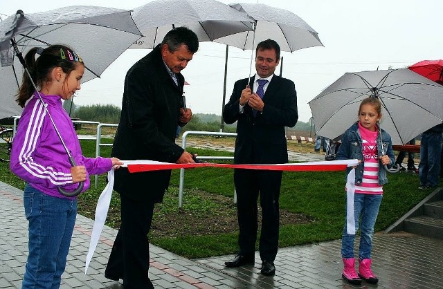 Najgłośniejszą, ubiegłoroczną inwestycją w Świekatowie było otwarcie wiaty dla rowerów przy peronie w Świekatowie.