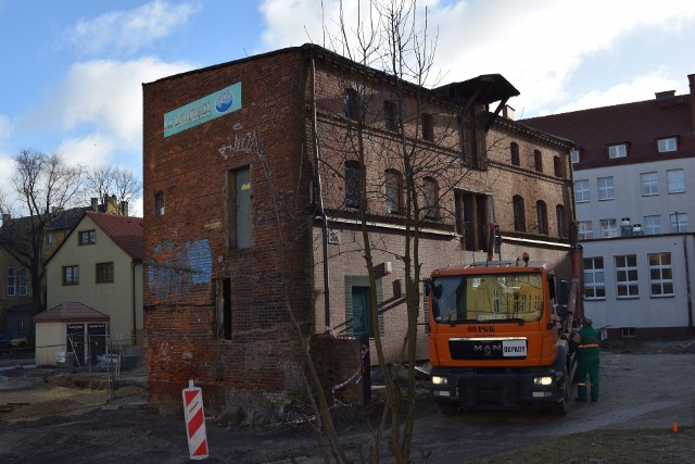 Na naszych oczach zmienia się jeden z bardziej wstydliwych zakątków Szczecinka, i to w samym centrum miasta. Znika rudera przy ulicy Ogrodowej, a sama ulica przestaje być grzęzawiskiem. Choć podwórku kamienic przy placu Wolności i deptaku to rzut kamienia od ratusza - teren wygląda opłakanie. To klepisko pełne dziur, wyborów, które po każdym deszczu zamienia się w bagnisko. Obrazu nędzy u rozpaczy dopełnia – a raczej dopełniała - ruina, w której do niedawna mieściła się pralnia chemiczna i zaniedbany plac po dawnym sklepie Maluch naprzeciwko galerii Hosso. Prace przy utwardzeniu nawierzchni dróg, budowie polbrukowych ciągów pieszo-jezdnych zleciło już miasto. Prace za 250 tysięcy złotych wykonuje aktualnie w rejonie ulicy Ogrodowej firma Wektra. Zostanie tam także zamontowany system odwadniający oraz oświetlenie drogowe. Niestety, tereny przylegające do kamienic od strony ulicy 1 Maja i placu Wolności nadal pozostaną nieutwardzone i mało reprezentacyjne. To własność wspólnot mieszkaniowych i na razie nie zdecydowały się one na ich uprządkowanie. W piątek w kupkę gruzów zamienił się zrujnowany budynek dawnej pralni. Starsi mieszkańcy Szczecinka pamiętają być może, że kiedyś mieścił się tu zakład szkutniczy i warsztat napraw radioodbiorników i telewizorów tzw. ZURiT, czyli Zakładu Usług Radiotechnicznych i Telewizyjnych (sklep RTV znajdował się w pobliskiej kamienicy, gdzie dziś jest Bank Zachodni WBK). W ostatnich latach jednak była to już jedynie szpecąca okolice rudera. Właściciel zapowiada, że po rozbiórce i uporządkowaniu terenu zostanie on zagospodarowany. Zobacz także Fatalny stan drogi w Ostropolu w gminie Barwice (wideo Internauty)