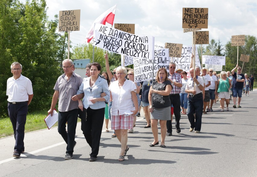 Wyszli na ulicę i bronili swoich działek. Chcą trasy S7, ale nie przez ogród  