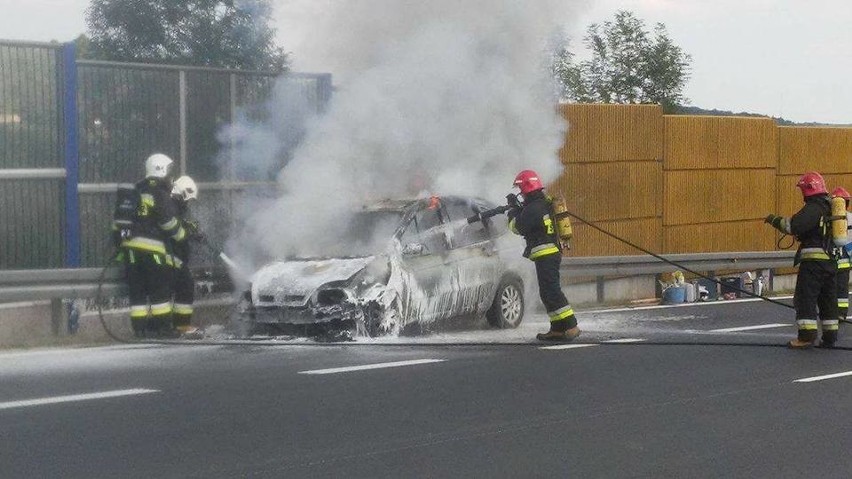 Chrzanów. Auto spłonęło na autostradzie [ZDJĘCIA]