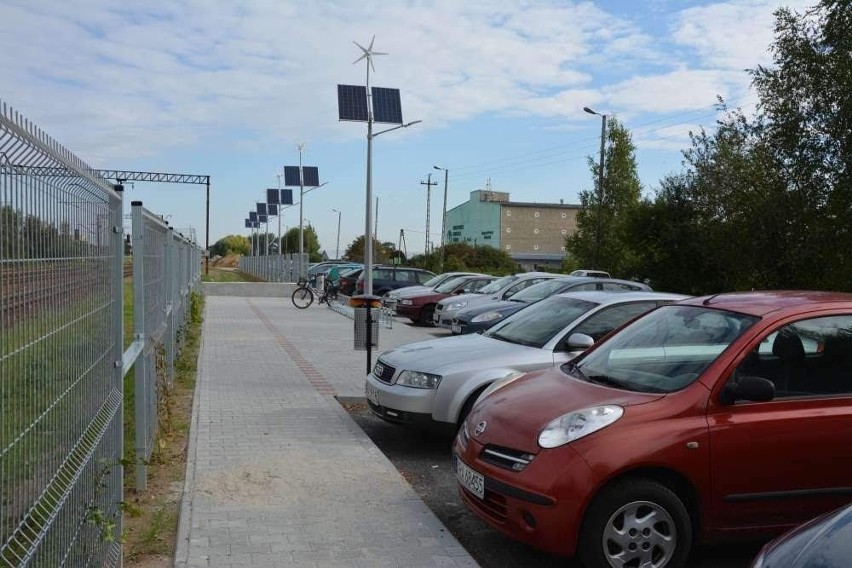 Dwa parkingi przy stacjach kolejowych w gminie Słomniki są gotowe. Teraz powstaje trzeci [ZDJĘCIA]