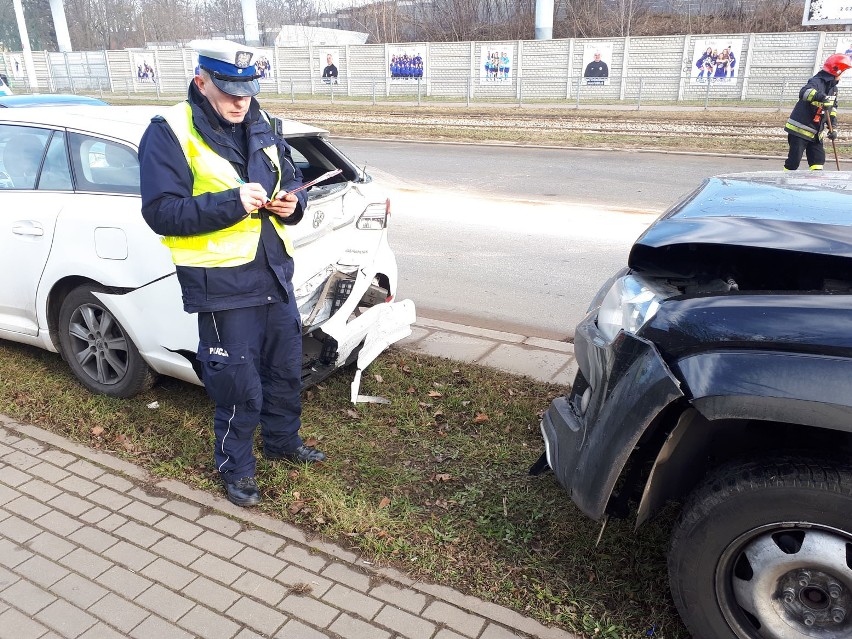 Wypadek na Kilińskiego dzieci trafiły do szpitala. Zderzenie 3 samochodów na ul. Kilińskiego w Łodzi. Zdjęcia