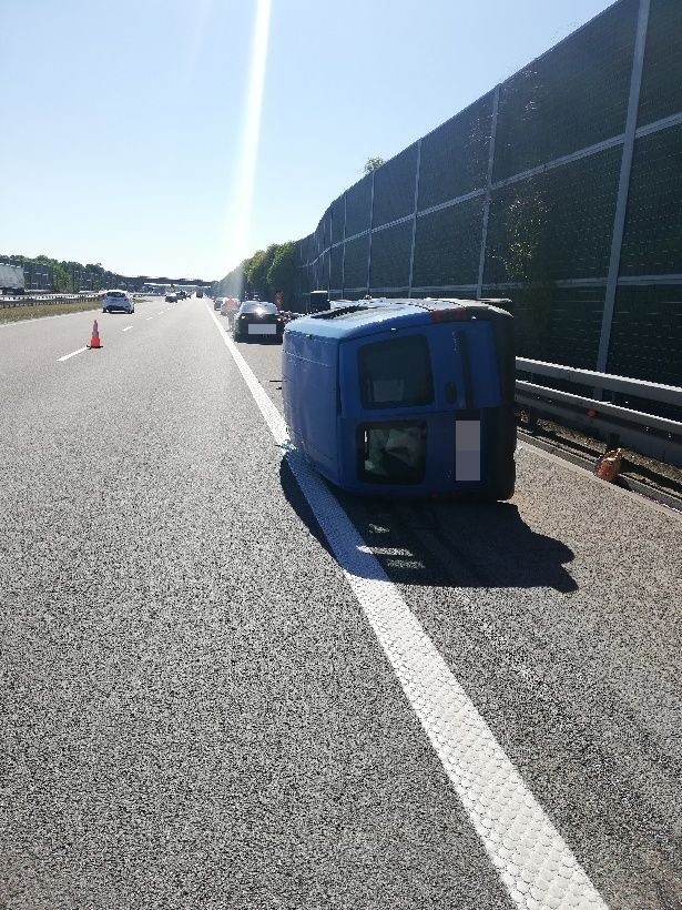 W Czarnej Sedziszowskiej fiat uderzył w bariery na autostardzie A4 i przewrócił się [ZDJĘCIA]