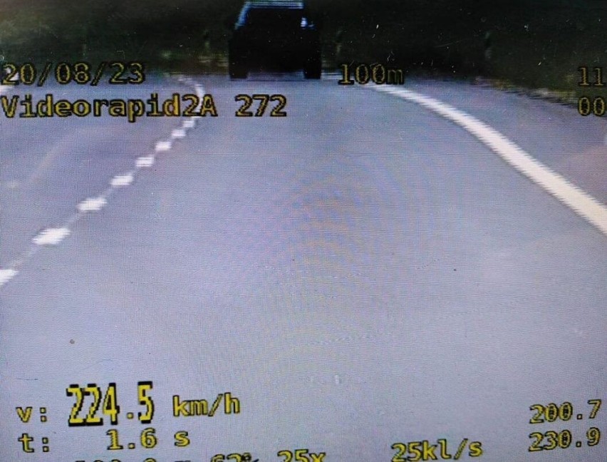 Kierowca porsche pędził drogą S11 pod Olesnem z prędkością...