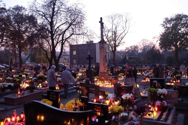 Nie wszyscy wiedzą, że zgodnie z przepisami, każdy grób musi mieć ustalonego opiekuna, który za  zgodą wszystkich uprawnionych i po dokonaniu ustalonych opłat, może stać się dysponentem grobu