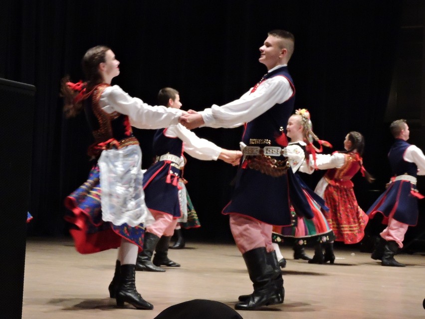 Krakowiak. Zespół wykonuje tańce i pieśni z całej Polski.
