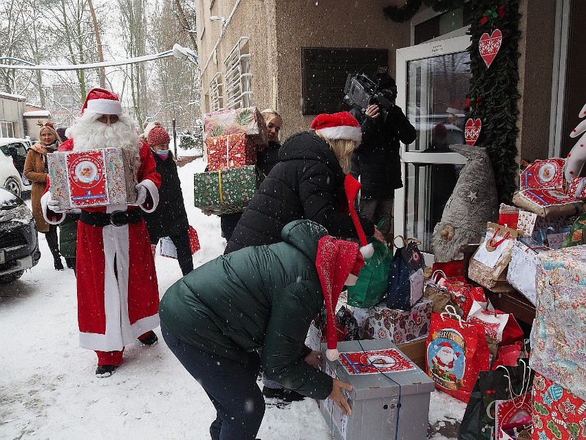 Listy do św. Mikołaja z DPS-ów. Organizatorzy akcji rozpoczęli rozwożenie paczek