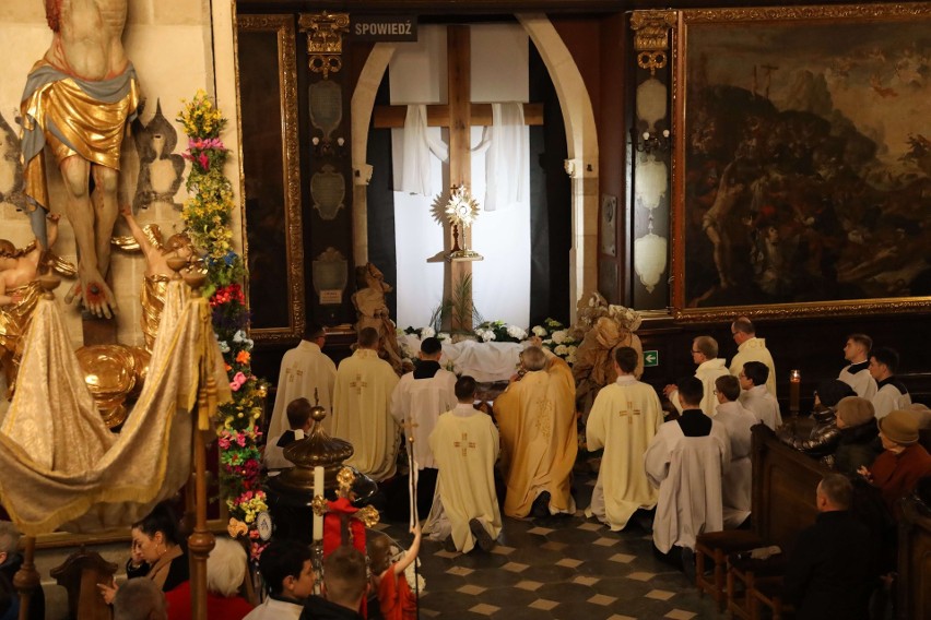 Alleluja, Chrystus Zmartwychwstał! Poranna rezurekcja w sandomierskiej katedrze. Zobacz zdjęcia