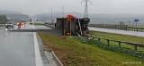 Ciężarówka przewróciła się na drodze S7 w Szewcach, na jezdnię wysypało się kruszywo. Pas ruchu był zablokowany