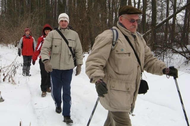 Andrzejowi Buczkowi z Końskich w pokonywaniu śnieżnych zasp pomocne były kijki.