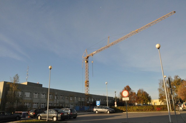 Przy szpitalu powiatowym w Oleśnie stanął żuraw. Trwa wielka modernizacja lecznicy przy ul. Klonowej.