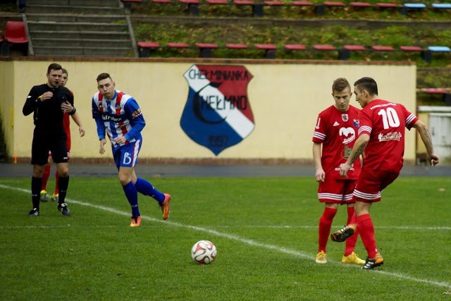 Piłkarze Chełminianki (czerwone koszulki) przystąpią do rundy wiosennej IV ligi.