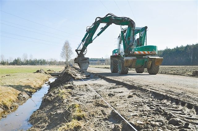 Droga do JuraParku w Krasiejowie jest w budowie. (fot. Mariusz Jarzombek)