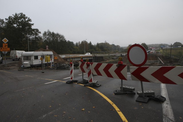 Od kilku tygodni trwa budowa nowego mostu nad Słupią w Bydlinie. Wybudowany został (obok starej przeprawy) nowy most po którym poprowadzony został ruch pieszy i kołowy. - Most w Bydlinie nadaje się wyłącznie do rozbiórki.  Nie ma mowy o jakimkolwiek remoncie. Musimy wybudować obiekt tymczasowy, by przełożyć na niego ruch samochodów i pieszych. W tym czasie rozbierzemy stary obiekt i wybudujemy nowy, jednoprzęsłowy, bez podpór w nurcie rzeki - mówił przed rozpoczęciem prac Piotr Michalski, rzecznik prasowy GDDKiA w Gdańsku. Zgodnie z zapowiedzią rzecznika most został już zdemontowany, pozostały jedynie betonowe filary. Prace związane z demontażem starej przeprawy i budowie tymczasowego nowego mosty pochłoną 6,18 miliona złotych. 