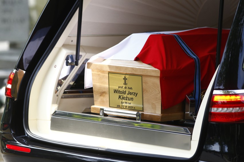 Pogrzeb Witolda Kieżuna. Powstaniec Warszawski zmarł w wieku 99 lat. Spoczął na Powązkach [ZDJĘCIA]