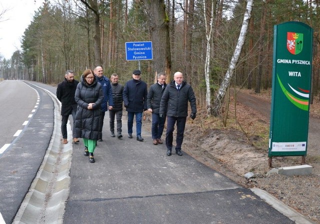 Władze gminy i powiatu wizytują wykonanie ścieżek rowerowych