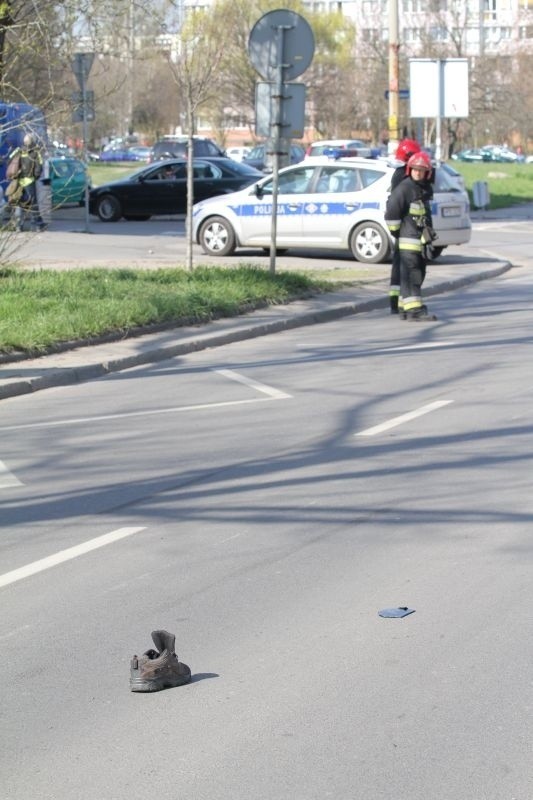 Wrocław: Śmiertelny wypadek na Ślężnej. Motocyklista potrącił pieszego na przejściu (ZDJĘCIA)