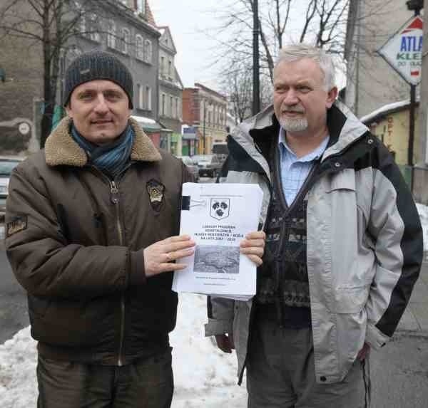Arkadiusz Łabas (z lewej): - Urzędnicy chcą inwestować w Koźle, a zapominają o centrum Kędzierzyna. A tu jest mnóstwo do zrobienia.