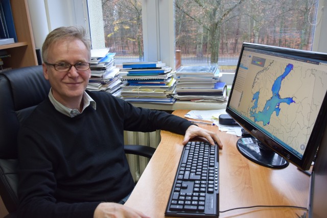 Dr hab. prof. nadzw. Dariusz Ficek specjalizuje się w fizyce środowiska i oceanologii