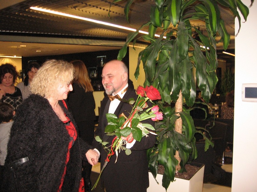 Grzegorz Kwiecień otrzymał wiele kwiatów i gratulacji.