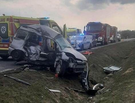 Śmiertelny wypadek w powiecie rawskim! Kobieta była reanimowana w pojeździe. Dwie osoby nie żyją! ZDJĘCIA