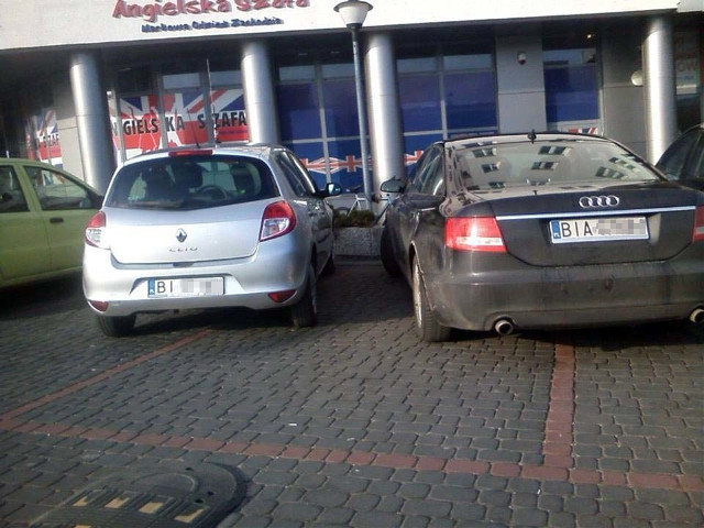 Galeria Antoniuk: Kierowca zaparkował na chama i wywołał efekt domino (zdjęcia)