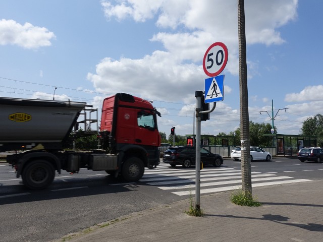 Zmiany służące bezpieczeństwu pieszych i kierowców wprowadzane sa na Hetmańskiej