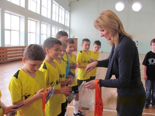 Anna Zbrowska, dyrektorka szkoły podstawowej w Odrzywole, udekorowała najlepsze drużyny.