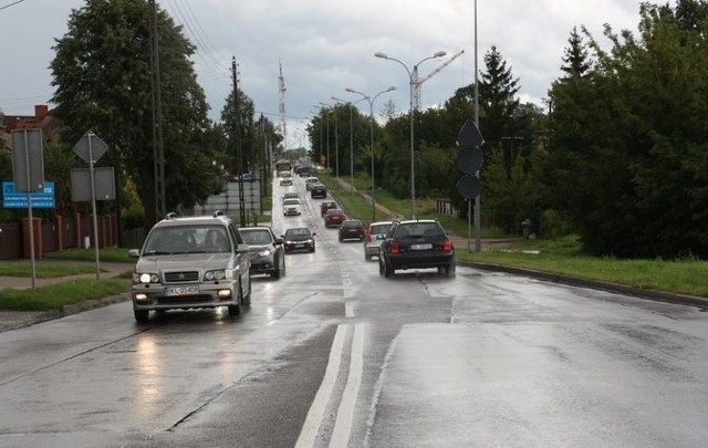 W związku z prowadzonymi pracami na jednopasmowym obecnie odcinku Szosy Zambrowskiej wprowadzone zostanie ograniczenie prędkości do 30 km/h oraz zakaz wyprzedzania.