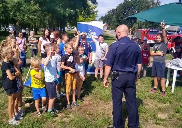 Dzieciaki chętnie odpowiadały na pytania zadawane przez policjantów i strażaków.