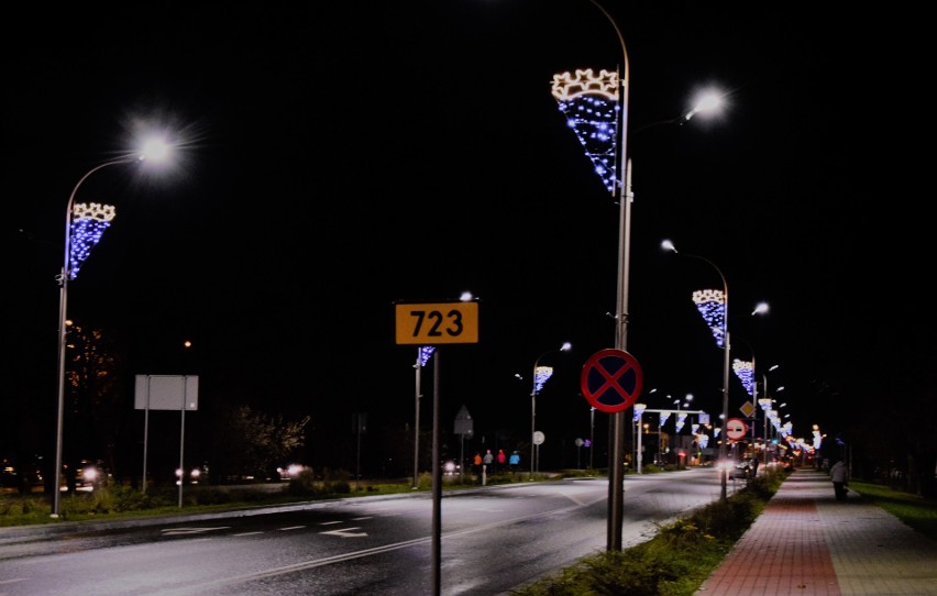 Świąteczne iluminacje rozświetlają Tarnobrzeg. Część ozdób...