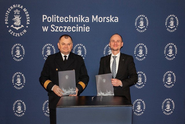 Rektor PM Wojciech Ślączka oraz dyrektor zarządzającego Dräger Polska Dominik Zacharko