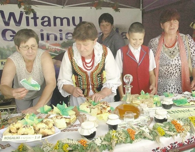 Podczas festynu odpustowego pod kolegiata prezentowały swoje wyroby mieszkańcy gminy Kotla. Szczególnie plecaki ciasta i nalewkę z dzikiej róży.