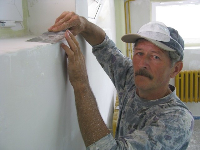 Ryszard Kokornaczyk długo był bezrobotnym. Teraz pracuje w grupie remontowo &#8211; budowlanej, która remontuje część Zespołu Szkół w Dobiegniewie. &#8211; Czuję wielką satysfakcję &#8211; przyznaje