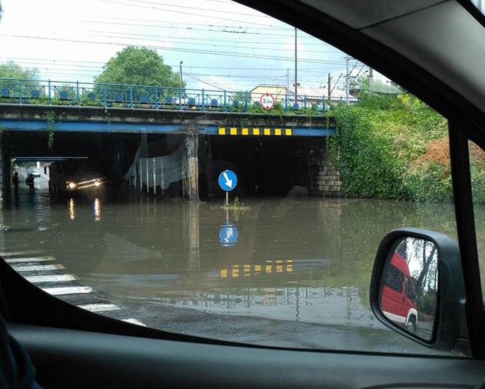 Burza nad Krakowem, zalane drogi i przejazdy