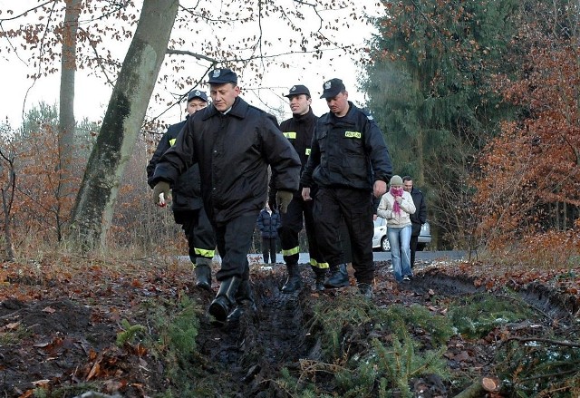 Chłopaka szuka policja i straż pożarna. Wczoraj do akcji włączyło się wojsko. - Przeszukaliśmy wszystko w obrębie kilkunastu kilometrów. Gdyby tam był, to byśmy go znaleźli - powiedział Dariusz Pastuszek, naczelnik Ochotniczej Straży Pożarnej w Stuchowie.