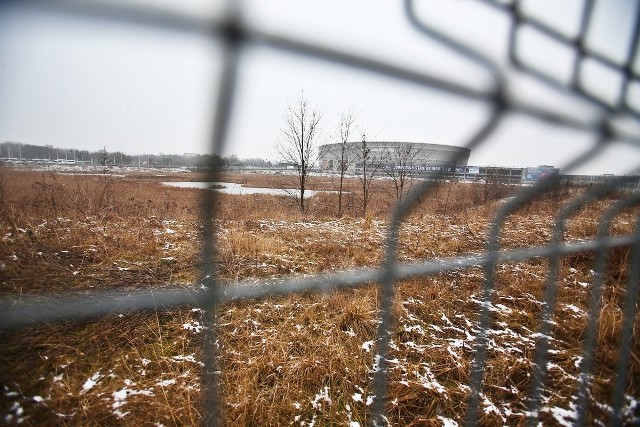 W marcu 2011 roku na teren, obok budowanego wówczas miejskiego stadionu, wjechały koparki. Miała tu stanąć galeria handlowa.Galeria – przypomnijmy – z której zyski przekazywane byłyby na utrzymanie piłkarskiego Śląska Wrocław. Ale nigdy nie powstała. Została po niej tylko dziura.Czy w ogóle jest szansa, żeby w tym miejscu coś powstało? Co dziś dzieje się z terenem niedoszłej galerii?Zapytaliśmy we Wrocławskim magistracie. Ale zanim odpowiemy na te pytania przypomnimy burzliwe dzieje tego terenu. Zobacz na kolejnych stronach