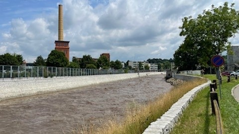 Wysoka fala na rzece przeszła przez Głuchołazy. Konieczne było zamknięcie głównego mostu