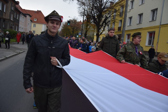 W poniedziałek, 11 listopada, w Gorzowie odbywały się wojewódzkie obchody 101. rocznicy odzyskania przez Polskę niepodległości. Zaczęły się od mszy za Ojczyznę, którą bp Tadeusz Lityński odprawił w kościele NMP Królowej Polski przy ul. Żeromskiego. Następnie gorzowianie przemaszerowali na plac Grunwaldzki, gdzie w samo południe – od odśpiewania hymnu Polski – rozpoczął się uroczysty apel, a po nim piknik niepodległościowy.- Przyszliśmy tu, bo jest święto, ale także na ślubowanie kadetów – mówił nam Krzysztof Leicht, który przyszedł na plac m.in. z córką Emilią. Dodajmy: ślubowanie złożyło 168 kadetów Zespołu Szkół Technicznych i Ogólnokształcących w Gorzowie.Jak wyglądała oficjalna część obchodów rocznicy odzyskania niepodległości? Zobaczcie w naszej galerii zdjęć.Zobacz też: Zielona Góra. VIII Turniej Szachowy z okazji Święta Niepodległości