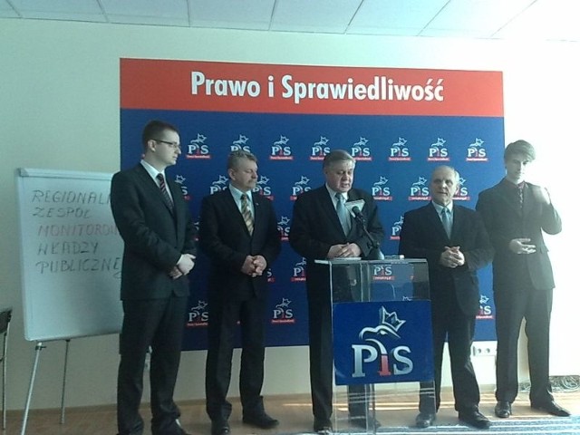 Krzysztof Jurgiel, w towarzystwie lokalnych polityków PiS, ogłasza powołanie Regionalnych Zespołów Monitorowania Władzy Publicznej