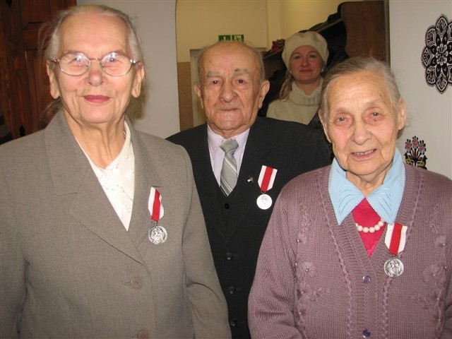 Marianna Staśkiewicz, Stanisław Staśkiewicz i Czesława Bieńkowska z medalami