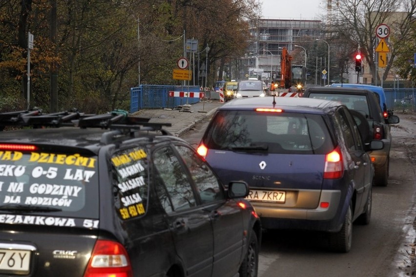 Krzyki stanęły rano w wielkim korku. Wszystko przez światła na Wałbrzyskiej (ZDJĘCIA)