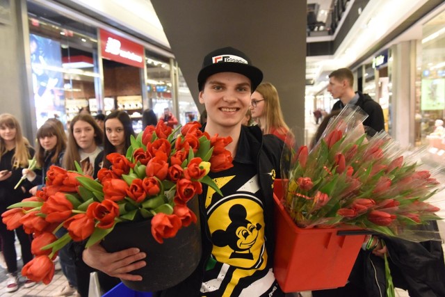 Dzień Kobiet 2019. Żużlowcy Falubazu Zielona Góra składali życzenia kobietom w galerii Focus Mall.