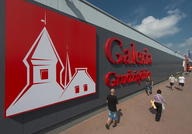 Przedstawiamy nowe sklepy, które niedawno wprowadziły się do "Galerii Grudziądzkiej" i Galerii "Alfa Centrum". A także punkty, które już wkrótce dołączą do grona wynajmujących powierzchnie w tych grudziądzkich centrach handlowych.W 2015 r. Galeria Grudziądzka poddana została kompleksowej modernizacji w ramach realizowanej od 2014 r. strategii rozbudowy, remodelingu oraz rekomercjalizacji obiektów handlowych znajdujących się w portfolio Carrefour Polska. Prace objęły gruntowną modernizację elewacji oraz stref wejściowych, parkingu, a także wnętrza galerii. Wraz z modernizacją budynku, Carrefour zrewitalizował również parking oraz tereny przed obiektem.Modernizacji Galerii Grudziądzkiej towarzyszył proces rekomercjalizacji. Galeria oferuje blisko 30 marek sieciowych oraz lokalnych najemców, w tym zmodernizowany hipermarket sieci Carrefour, a także kompleksową ofertę odzieży i obuwia, sprzętu RTV/ AGD oraz usług.